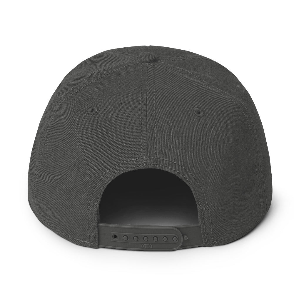 charcoal graue Snapback Cap mit einem farbigen, grimmig aussehenden Monster- oder Felsenwesen-Emblem auf der Vorderseite.