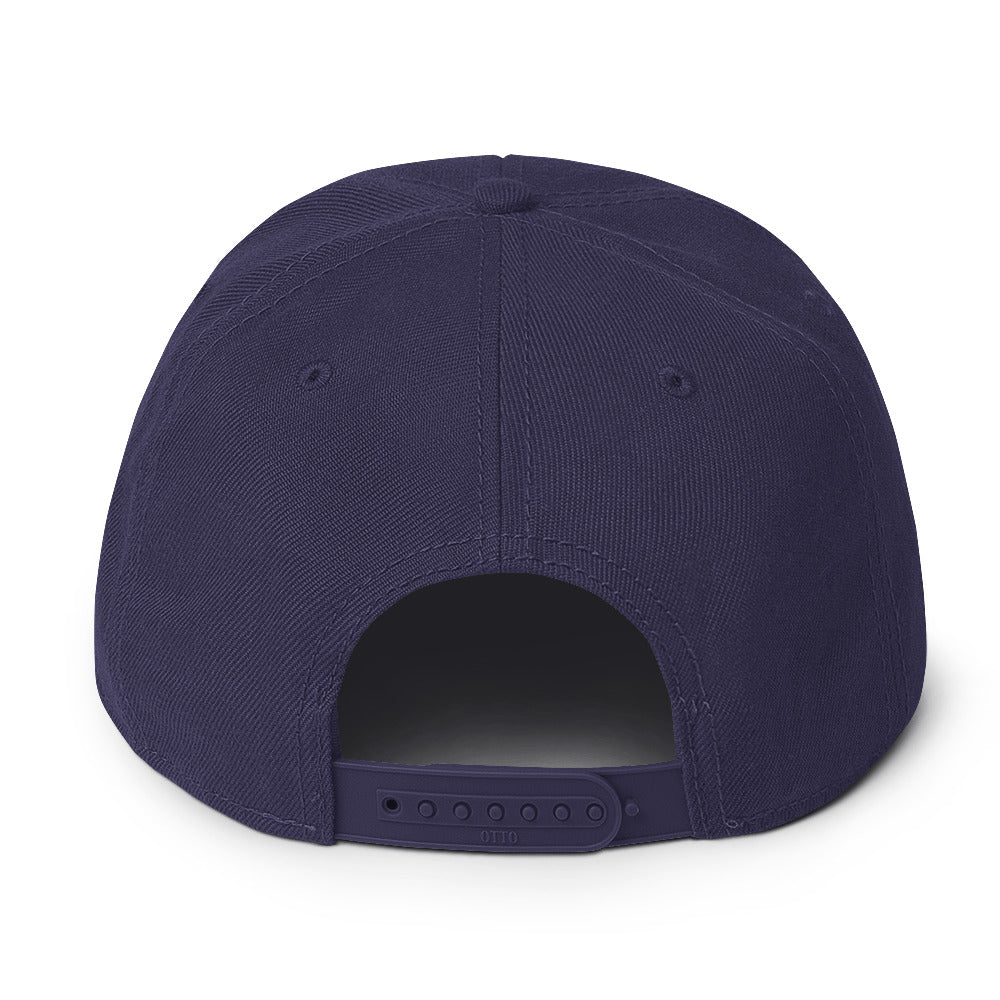 navy blaue Snapback Cap mit einem farbigen, grimmig aussehenden Monster- oder Felsenwesen-Emblem auf der Vorderseite.