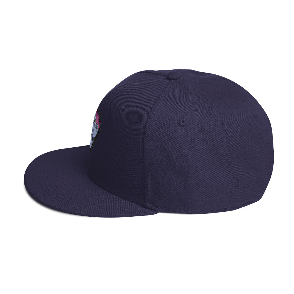 navy blaue Snapback Cap mit einem farbigen, grimmig aussehenden Monster- oder Felsenwesen-Emblem auf der Vorderseite.