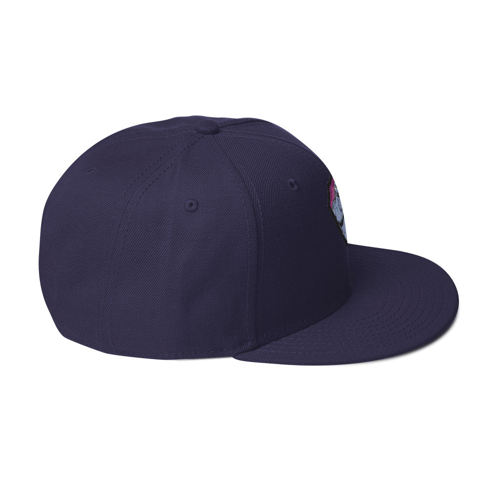 navy blaue Snapback Cap mit einem farbigen, grimmig aussehenden Monster- oder Felsenwesen-Emblem auf der Vorderseite.