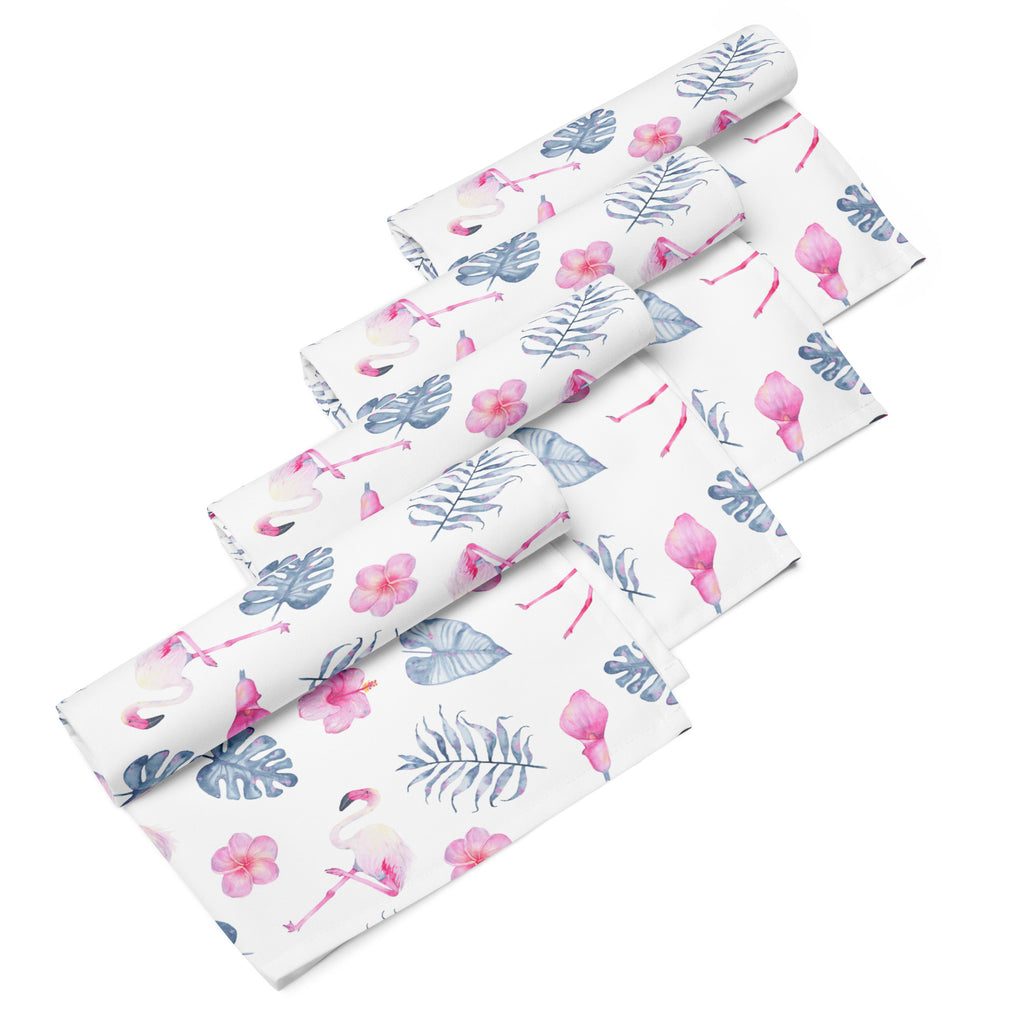 Ein Set aus vier Stoff-Servietten, gerollte ansicht freigestellt auf weißem Hintergrund. Der Hintergrund der Servietten ist weiß und zeigt ein tropisches Muster aus rosa Flamingos, pinkfarbenen Hibiskusblüten und grüngrauen, großen Blättern in einem Aquarell-Stil.