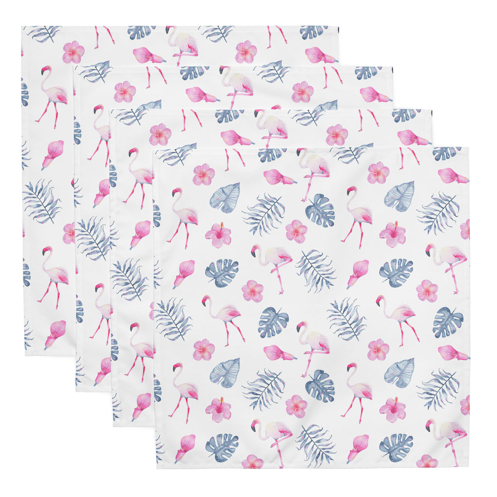 Ein Set aus vier Stoff-Servietten, freigestellt auf weißem Hintergrund. Der Hintergrund der Servietten ist weiß und zeigt ein tropisches Muster aus rosa Flamingos, pinkfarbenen Hibiskusblüten und grüngrauen, großen Blättern in einem Aquarell-Stil.