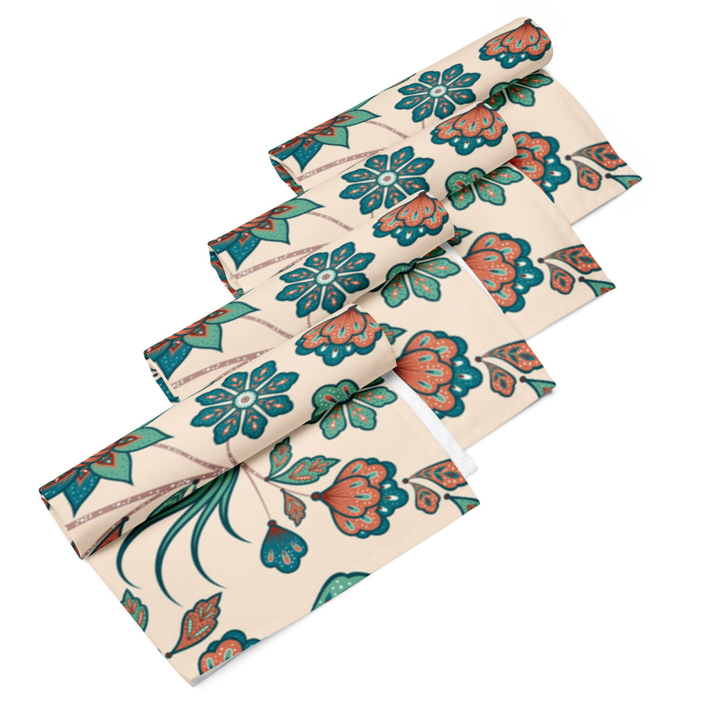 Ein Set aus vier  gerollten Stoff-Servietten, freigestellt auf weißem Hintergrund. Der Hintergrund der Servietten ist Beige und zeigt ein ornamentales Muster aus stilisierten Vögeln, die auf floralen Zweigen mit Blumen und Blättern sitzen. Die Motive sind in Türkis-, Rostrot- und Brauntönen gehalten.