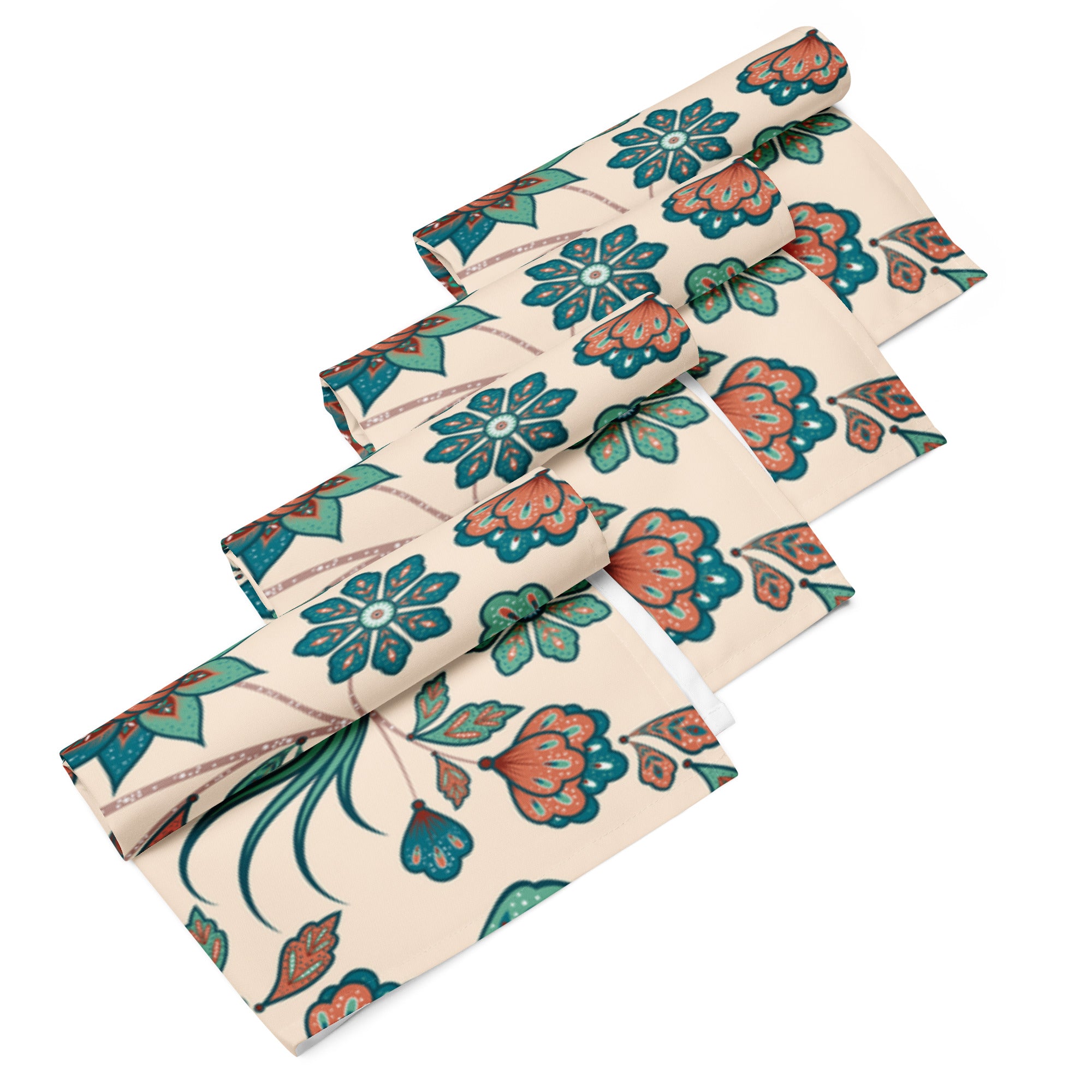 Ein Set aus vier  gerollten Stoff-Servietten, freigestellt auf weißem Hintergrund. Der Hintergrund der Servietten ist Beige und zeigt ein ornamentales Muster aus stilisierten Vögeln, die auf floralen Zweigen mit Blumen und Blättern sitzen. Die Motive sind in Türkis-, Rostrot- und Brauntönen gehalten.