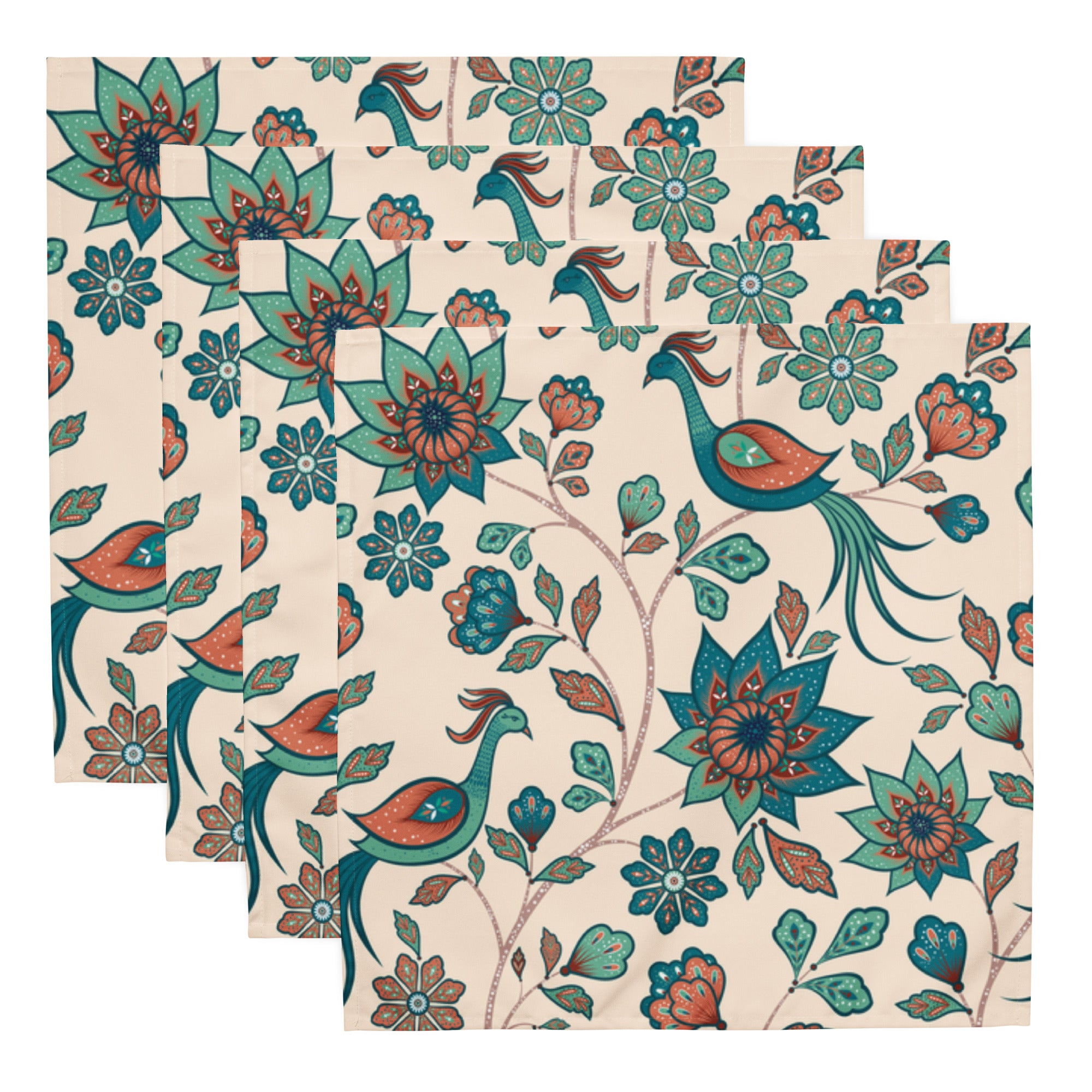
Ein Set aus vier Stoff-Servietten, freigestellt auf weißem Hintergrund. Der Hintergrund der Servietten ist Beige und zeigt ein ornamentales Muster aus stilisierten Vögeln, die auf floralen Zweigen mit Blumen und Blättern sitzen. Die Motive sind in Türkis-, Rostrot- und Brauntönen gehalten.