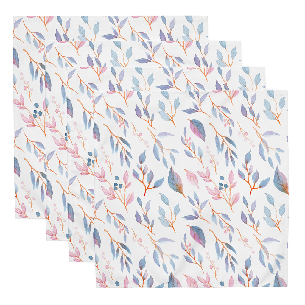 Ein Set aus vier Stoff-Servietten, freigestellt auf weißem Hintergrund. Der Hintergrund der Servietten ist weiß und zeigt ein filigranes Muster aus Zweigen mit Blättern und kleinen Beeren. Die Blätter sind in zarten Blau-, Lila- und Rosatönen gehalten, während die Beeren dunkelblau sind.