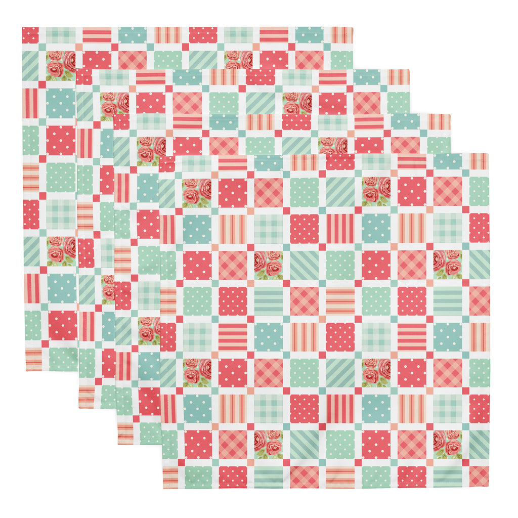 Ein 4er Set Stoff-Servietten im Shabby Chic Stil, fotografiert auf weißem Hintergrund. Das Patchwork-Muster besteht aus quadratischen Feldern mit floralen Rosenmotiven, Streifen, kleinen Punkten und Karos in zarten Pastellfarben wie Rosa und Mintgrün.