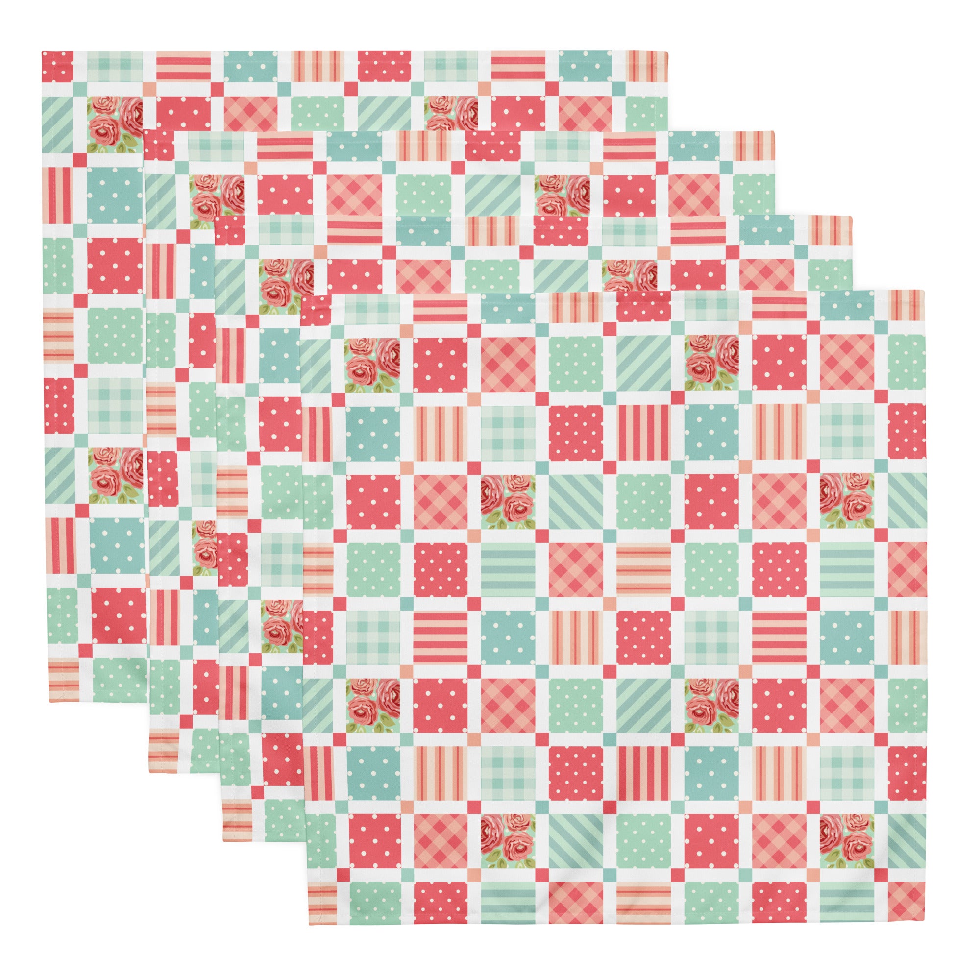 Ein 4er Set Stoff-Servietten im Shabby Chic Stil, fotografiert auf weißem Hintergrund. Das Patchwork-Muster besteht aus quadratischen Feldern mit floralen Rosenmotiven, Streifen, kleinen Punkten und Karos in zarten Pastellfarben wie Rosa und Mintgrün.