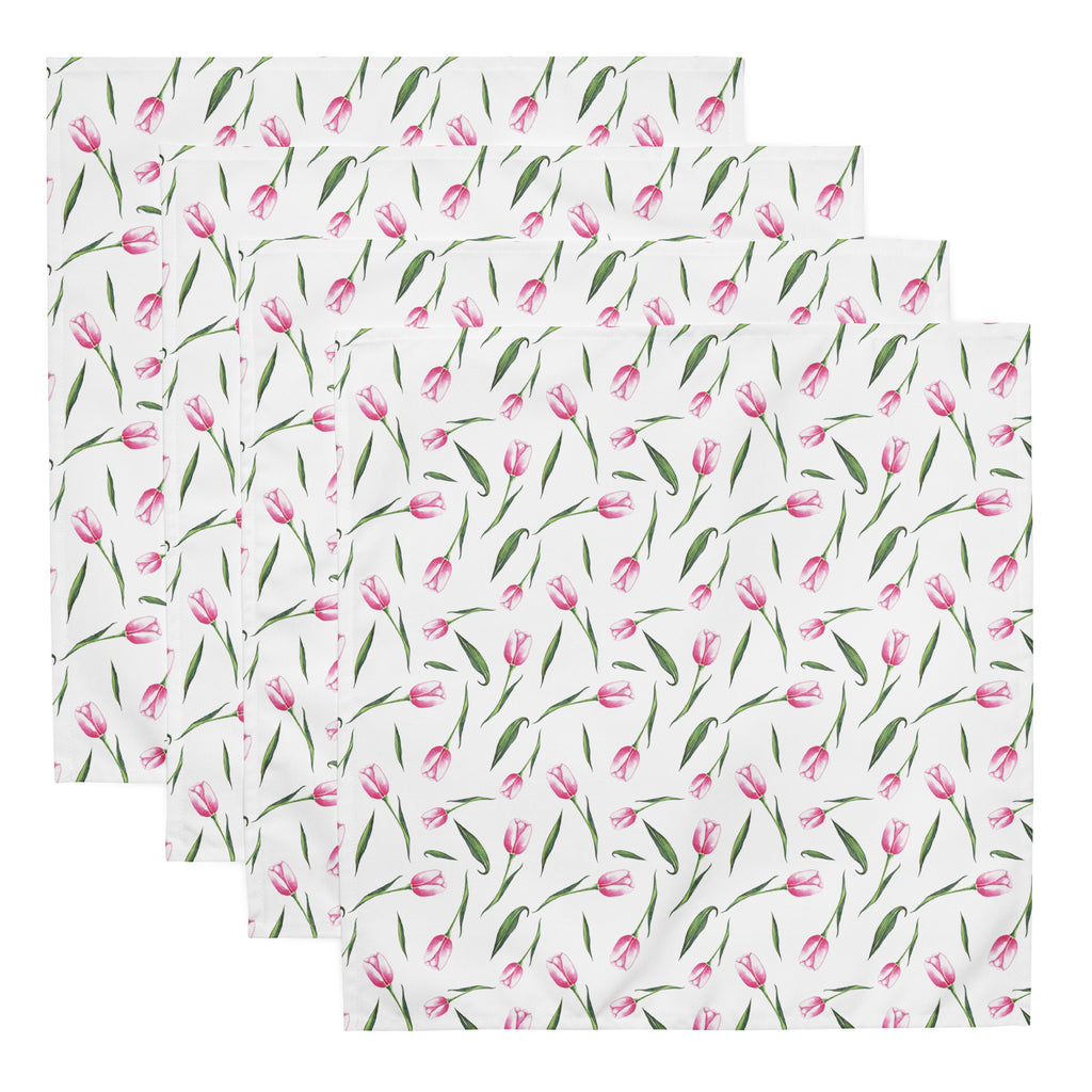 Ein Set aus vier Stoff-Servietten, freigestellt auf weißem Hintergrund. Der weiße Hintergrund ist mit einer Streuung aus zarten, rosa Tulpen bedruckt, deren Stängel und Blätter in frischem Grün gehalten sind.