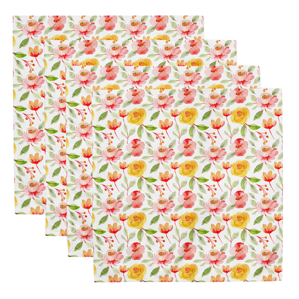 Ein Set aus vier Stoff-Servietten, freigestellt auf weißem Hintergrund. Der Hintergrund der Servietten ist weiß und zeigt ein florales Muster aus gelben Rosen mit grünen Blättern sowie rosafarbene Blumen mit leicht roten Akzenten.