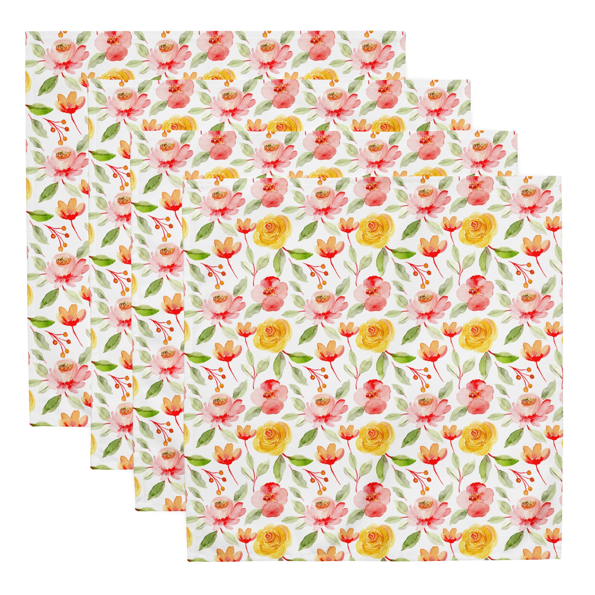 Ein Set aus vier Stoff-Servietten, freigestellt auf weißem Hintergrund. Der Hintergrund der Servietten ist weiß und zeigt ein florales Muster aus gelben Rosen mit grünen Blättern sowie rosafarbene Blumen mit leicht roten Akzenten.