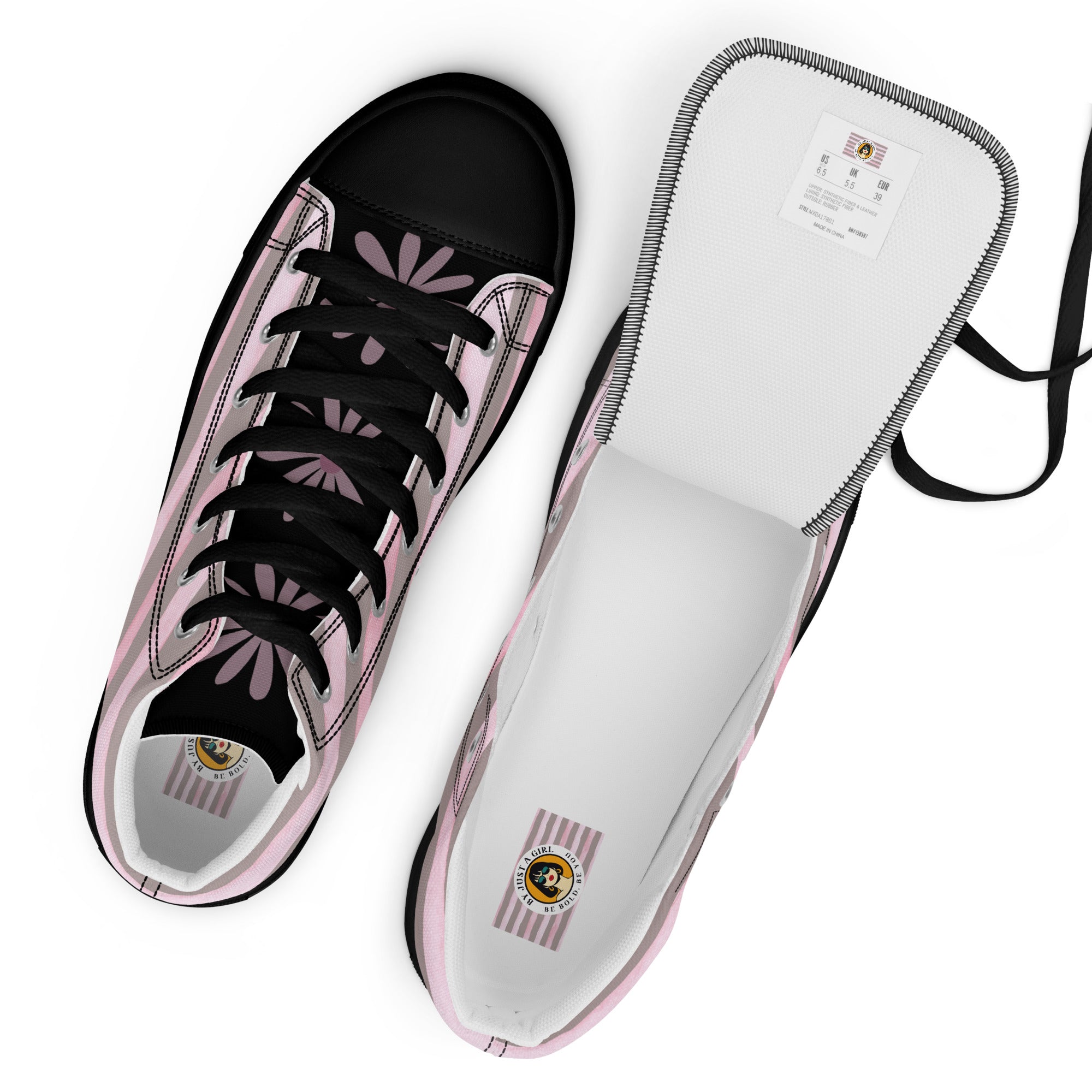 Die Stripe Kicks High Top Sneaker zeigt die Ansicht von oben. Ein Schuh ist geschlossen und der ander ist offen mit dem Blick auf das Fussbett wo das Logo zu sehen ist. By Just a Girl.