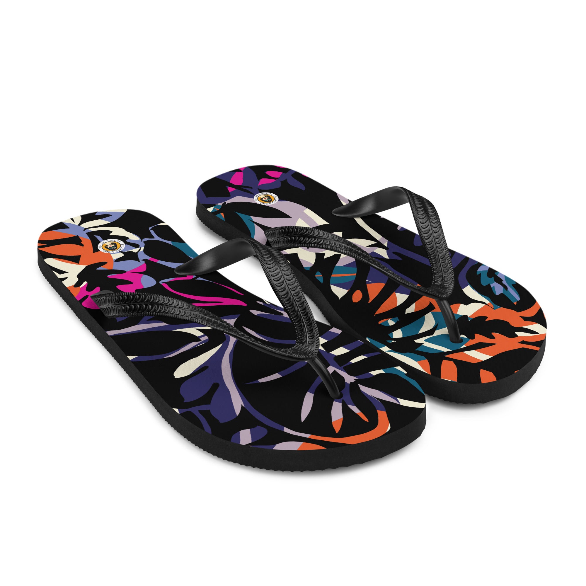 Ein Paar schwarze Herren-Flip-Flops mit einem Obermaterial, das ein dichtes, abstraktes Dschungel- oder Blättermuster auf schwarzem Grund zeigt. Das Muster ist in leuchtenden Neonfarben wie Orange, Pink, Blau, Lila und Hellgrün gehalten, die sich überlappen und einen dynamischen Effekt erzeugen. Die Riemen sind schwarz und haben eine strukturierte Oberfläche.