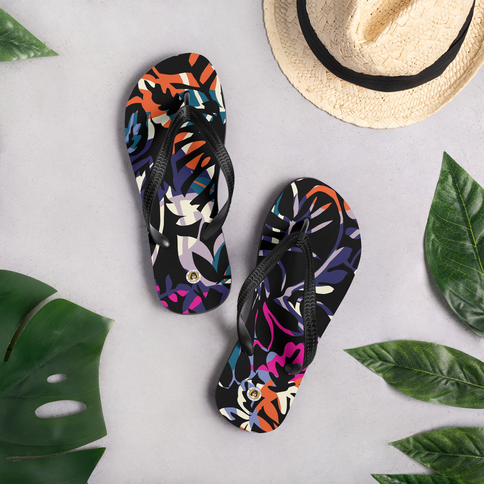 Ein Paar schwarze Herren-Flip-Flops mit einem Obermaterial, das ein dichtes, abstraktes Dschungel- oder Blättermuster auf schwarzem Grund zeigt. Das Muster ist in leuchtenden Neonfarben wie Orange, Pink, Blau, Lila und Hellgrün gehalten, die sich überlappen und einen dynamischen Effekt erzeugen. Die Riemen sind schwarz und haben eine strukturierte Oberfläche.