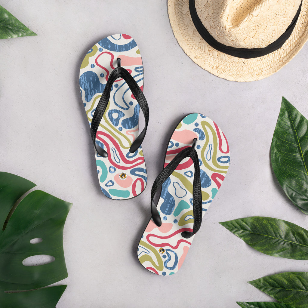 Ein Paar schwarze Herren-Flip-Flops mit einem Obermaterial, das ein lebhaftes, abstraktes und fließendes Muster auf einem hellen Hintergrund zeigt. Das Muster besteht aus geschwungenen Linien und organischen Formen in verschiedenen Farben wie Rot, Blau, Rosa, Olivgrün und Türkis. Die Riemen sind schwarz und haben eine strukturierte Oberfläche.