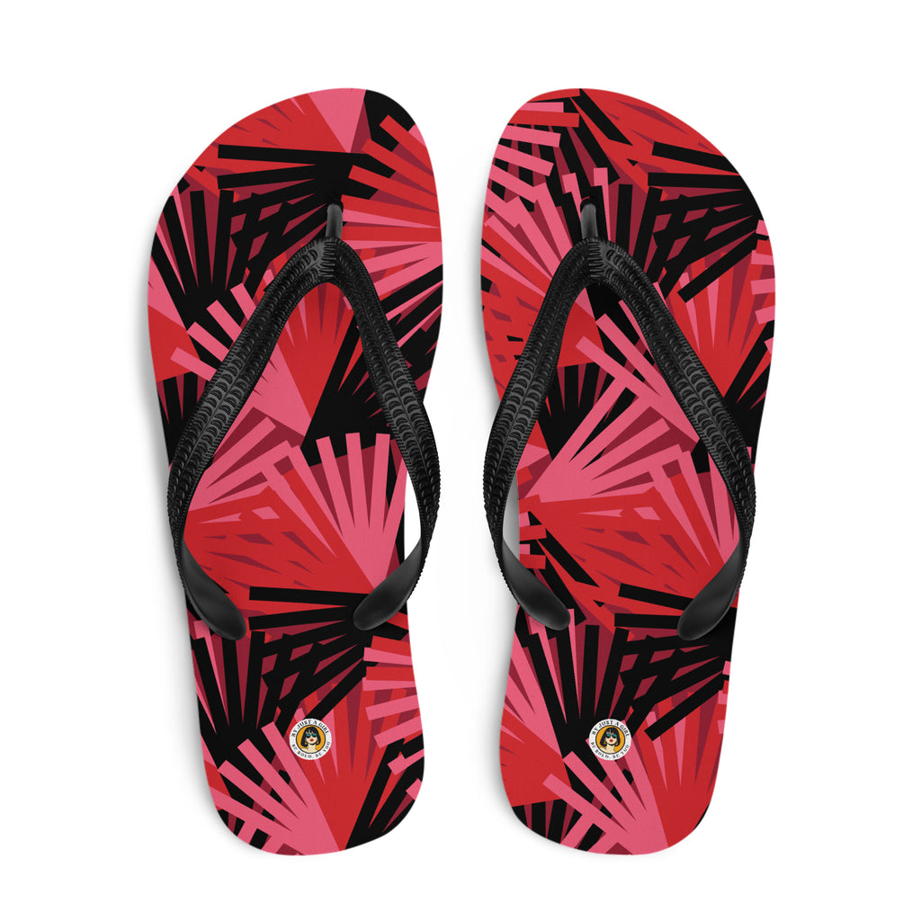 Ein Paar schwarze Herren-Flip-Flops mit einem Obermaterial, das ein komplexes, fächerartiges und geometrisches Muster in verschiedenen Rottönen (von Hellrot bis Dunkelrot) und Schwarz zeigt. Die Formen scheinen aus einem Mittelpunkt zu explodieren oder sich aufzufächern. Die Riemen sind schwarz und haben eine strukturierte Oberfläche.