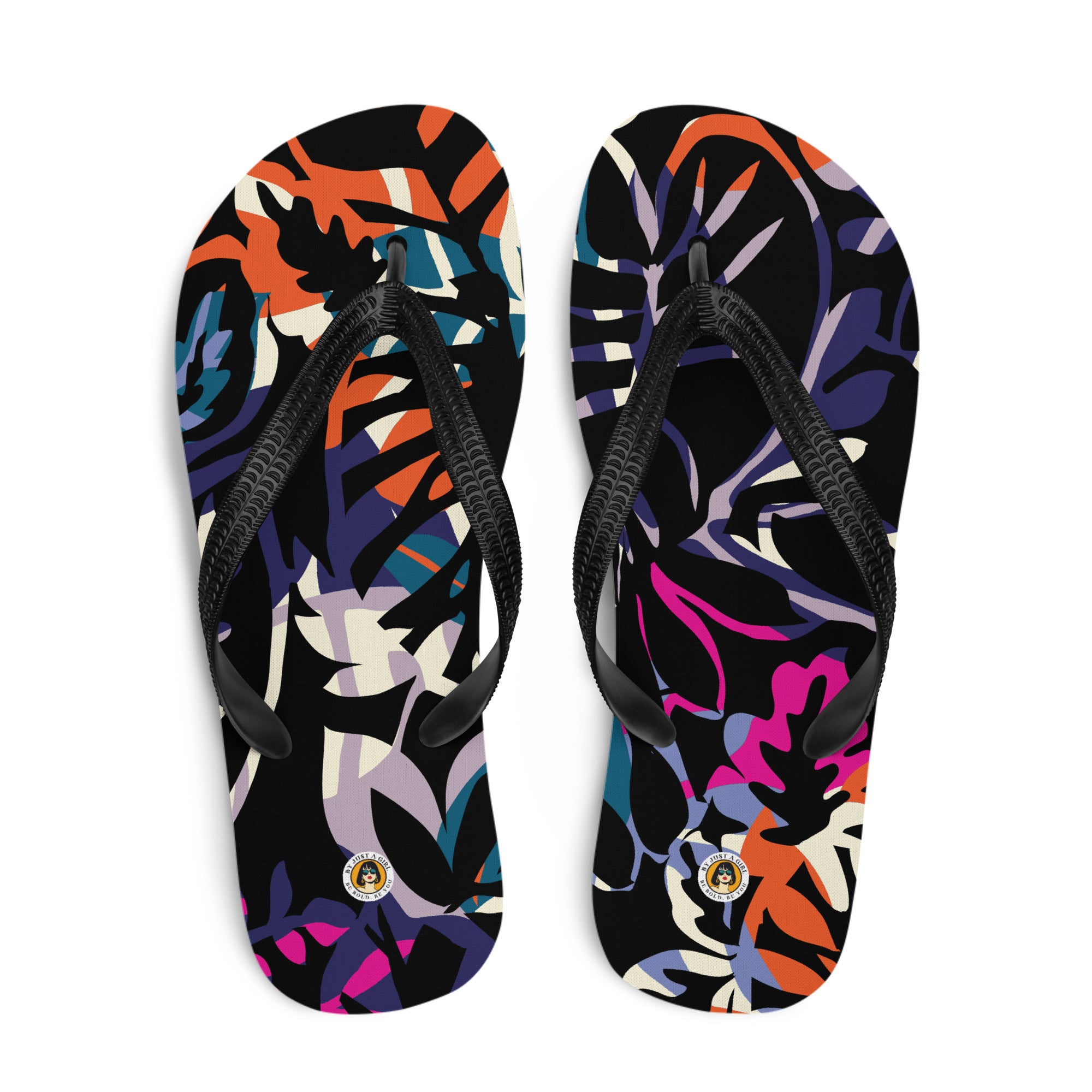 Ein Paar schwarze Herren-Flip-Flops mit einem Obermaterial, das ein dichtes, abstraktes Dschungel- oder Blättermuster auf schwarzem Grund zeigt. Das Muster ist in leuchtenden Neonfarben wie Orange, Pink, Blau, Lila und Hellgrün gehalten, die sich überlappen und einen dynamischen Effekt erzeugen. Die Riemen sind schwarz und haben eine strukturierte Oberfläche.

