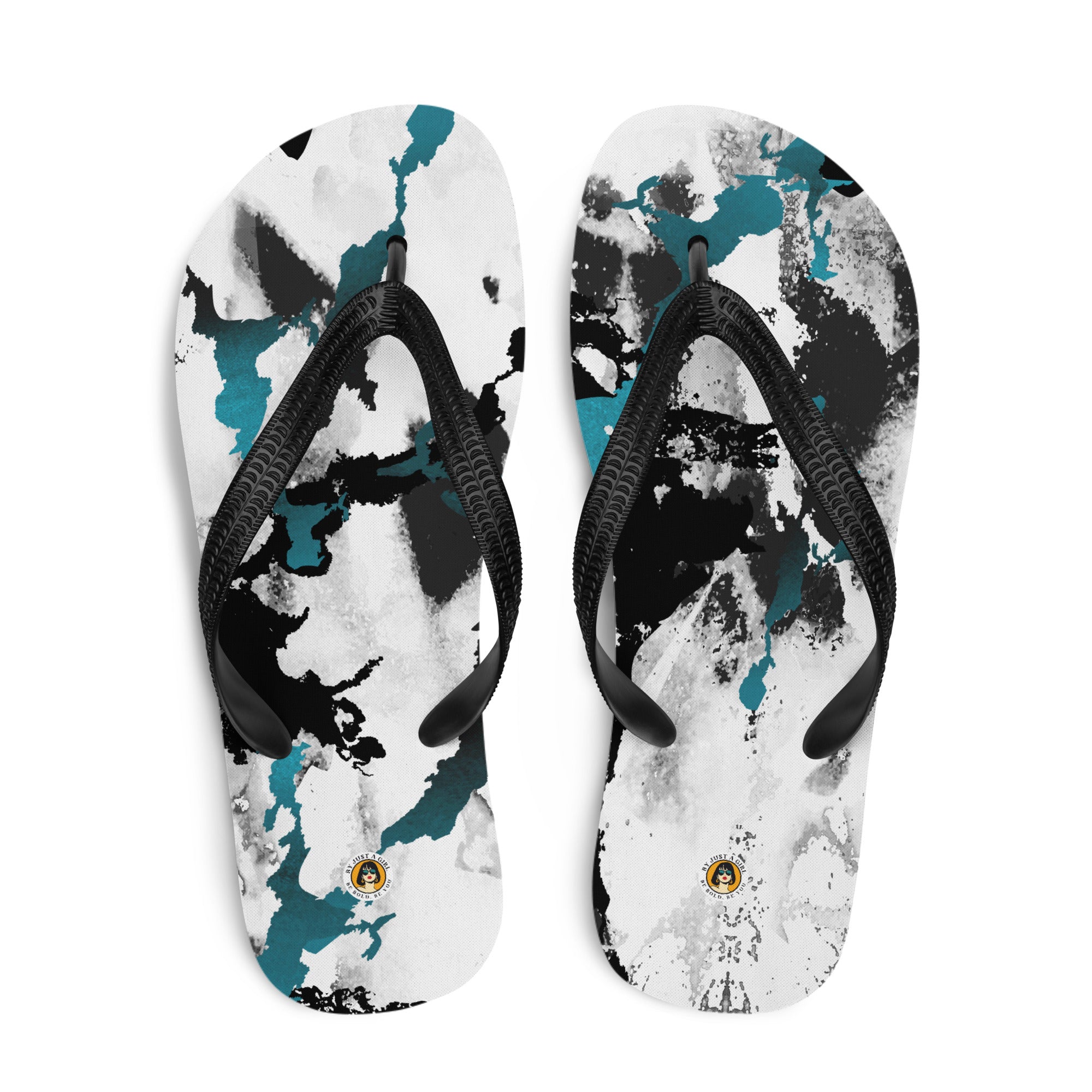 Ein Paar schwarze Herren-Flip-Flops mit einem Obermaterial, das ein abstraktes, dynamisches Muster aus unregelmäßigen schwarzen, weißen und türkisen Farbflächen oder Spritzern auf einem hellen Hintergrund zeigt. Die Riemen sind schwarz und haben eine strukturierte Oberfläche.