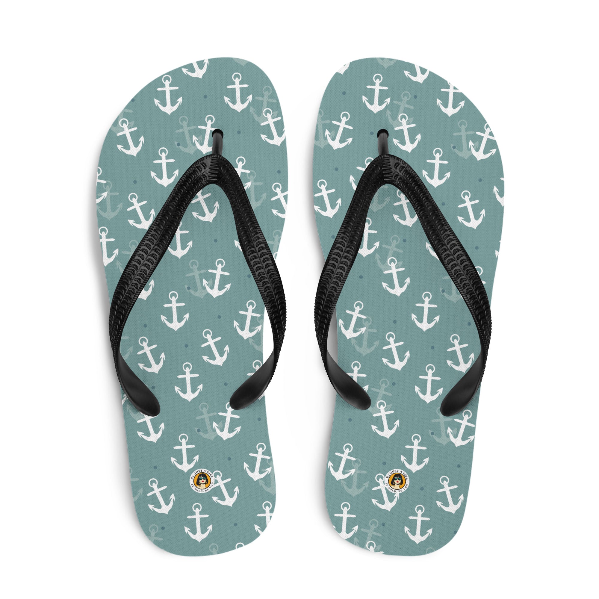 Ein Paar schwarze Herren-Flip-Flops mit einem Obermaterial in einem gedämpften Petrolgrün oder Blaugrün, das mit einem wiederkehrenden Muster aus stilisierten weißen Ankern und kleinen grauen Punkten bedeckt ist. Die Riemen sind schwarz und haben eine strukturierte Oberfläche.