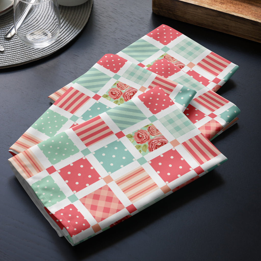 4er Set gefaltete Shabby Chic Stoff Servietten präsentiert auf dem Tisch liegend.