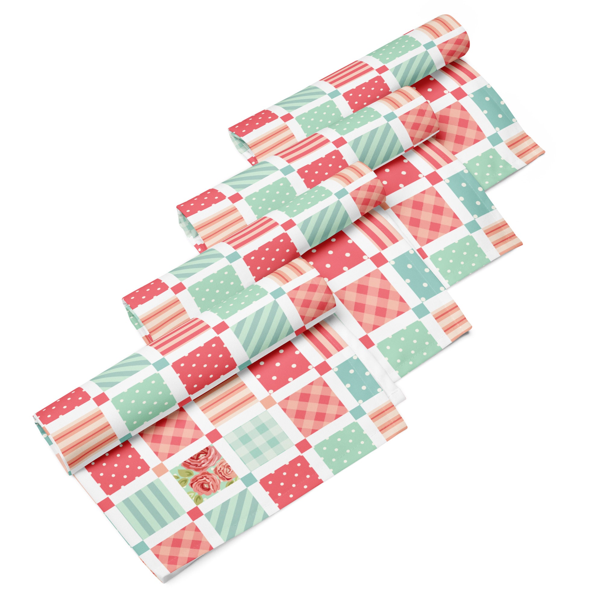 Ein 4er Set Stoff-Servietten im Shabby Chic Stil, fotografiert auf weißem Hintergrund. Das Patchwork-Muster besteht aus quadratischen Feldern mit floralen Rosenmotiven, Streifen, kleinen Punkten und Karos in zarten Pastellfarben wie Rosa und Mintgrün.