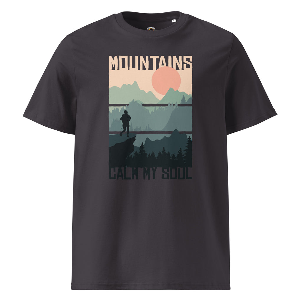 
Ein anthracite farbenes T-Shirt mit einem rechteckigen Motiv, das eine Berglandschaft bei Sonnenuntergang zeigt. Das Design ist in drei horizontale Streifen unterteilt, auf denen ein Wanderer auf einem Berg steht. Oben steht "MOUNTAINS" und unten "CALM MY SOUL".