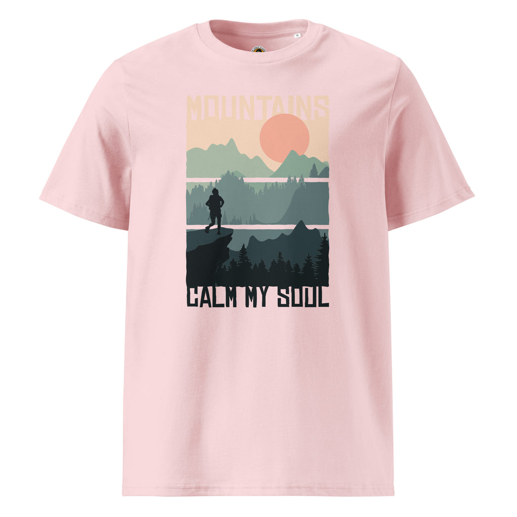 
Ein cotton pink farbenes T-Shirt mit einem rechteckigen Motiv, das eine Berglandschaft bei Sonnenuntergang zeigt. Das Design ist in drei horizontale Streifen unterteilt, auf denen ein Wanderer auf einem Berg steht. Oben steht "MOUNTAINS" und unten "CALM MY SOUL".