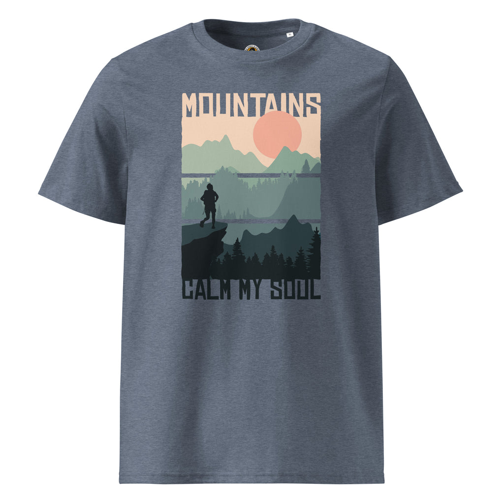 
Ein dunkel heather blaues T-Shirt mit einem rechteckigen Motiv, das eine Berglandschaft bei Sonnenuntergang zeigt. Das Design ist in drei horizontale Streifen unterteilt, auf denen ein Wanderer auf einem Berg steht. Oben steht "MOUNTAINS" und unten "CALM MY SOUL".