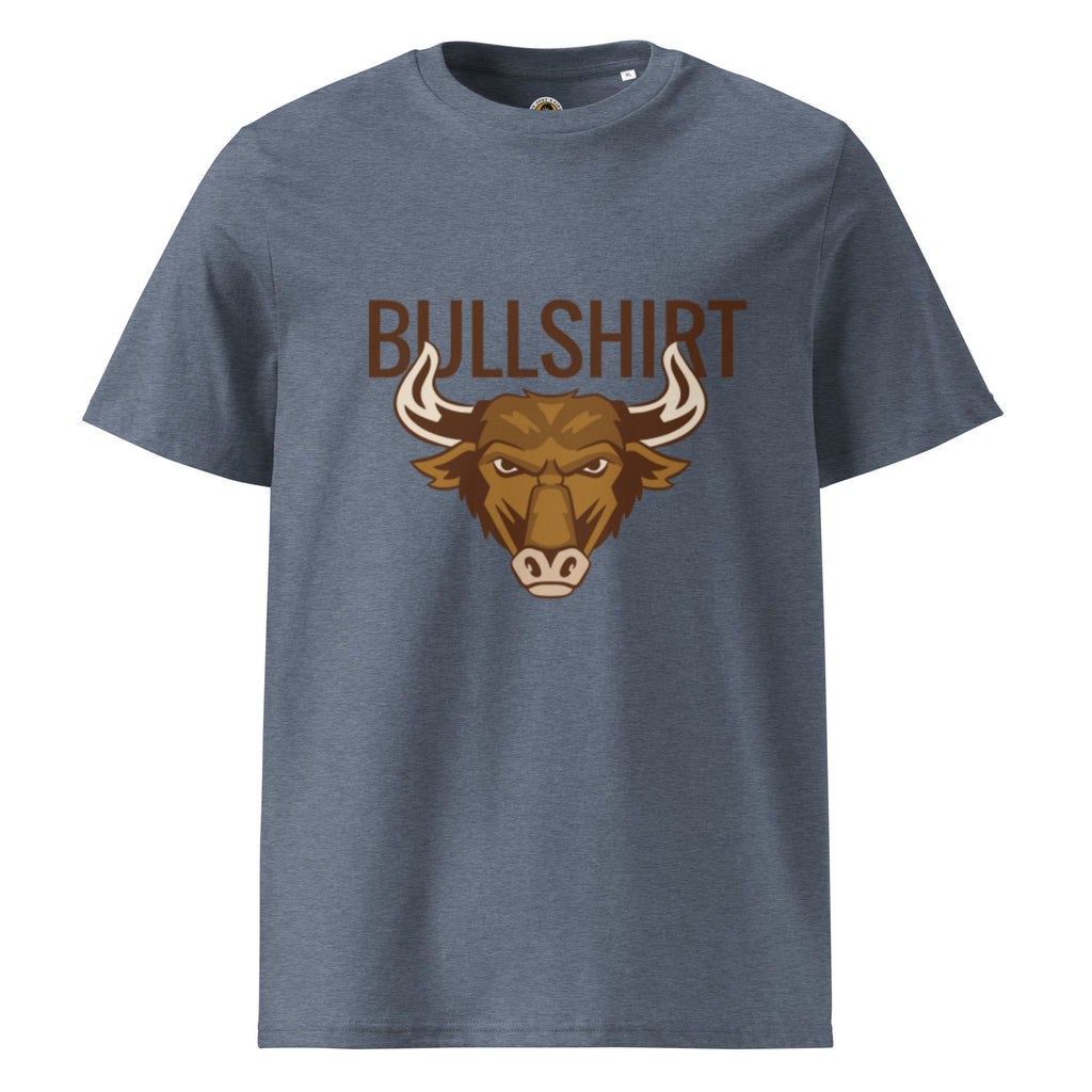 
Ein dunkles heather blaues T-Shirt mit dem Aufdruck des Wortspiels "BULLSHIRT" in brauner Schrift. Darunter befindet sich der stilisierte Kopf eines grimmig dreinblickenden braunen Bullen.