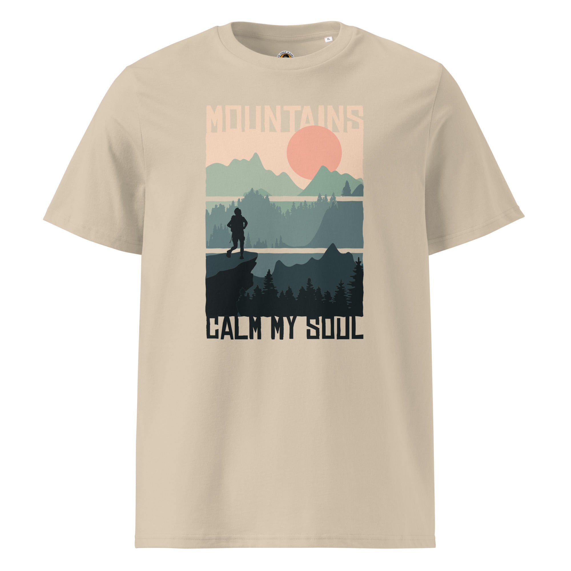 
Ein sandstaub farbenes T-Shirt mit einem rechteckigen Motiv, das eine Berglandschaft bei Sonnenuntergang zeigt. Das Design ist in drei horizontale Streifen unterteilt, auf denen ein Wanderer auf einem Berg steht. Oben steht "MOUNTAINS" und unten "CALM MY SOUL".