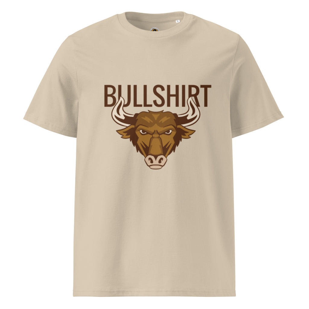 
Ein sandstaub farbenes T-Shirt mit dem Aufdruck des Wortspiels "BULLSHIRT" in brauner Schrift. Darunter befindet sich der stilisierte Kopf eines grimmig dreinblickenden braunen Bullen.