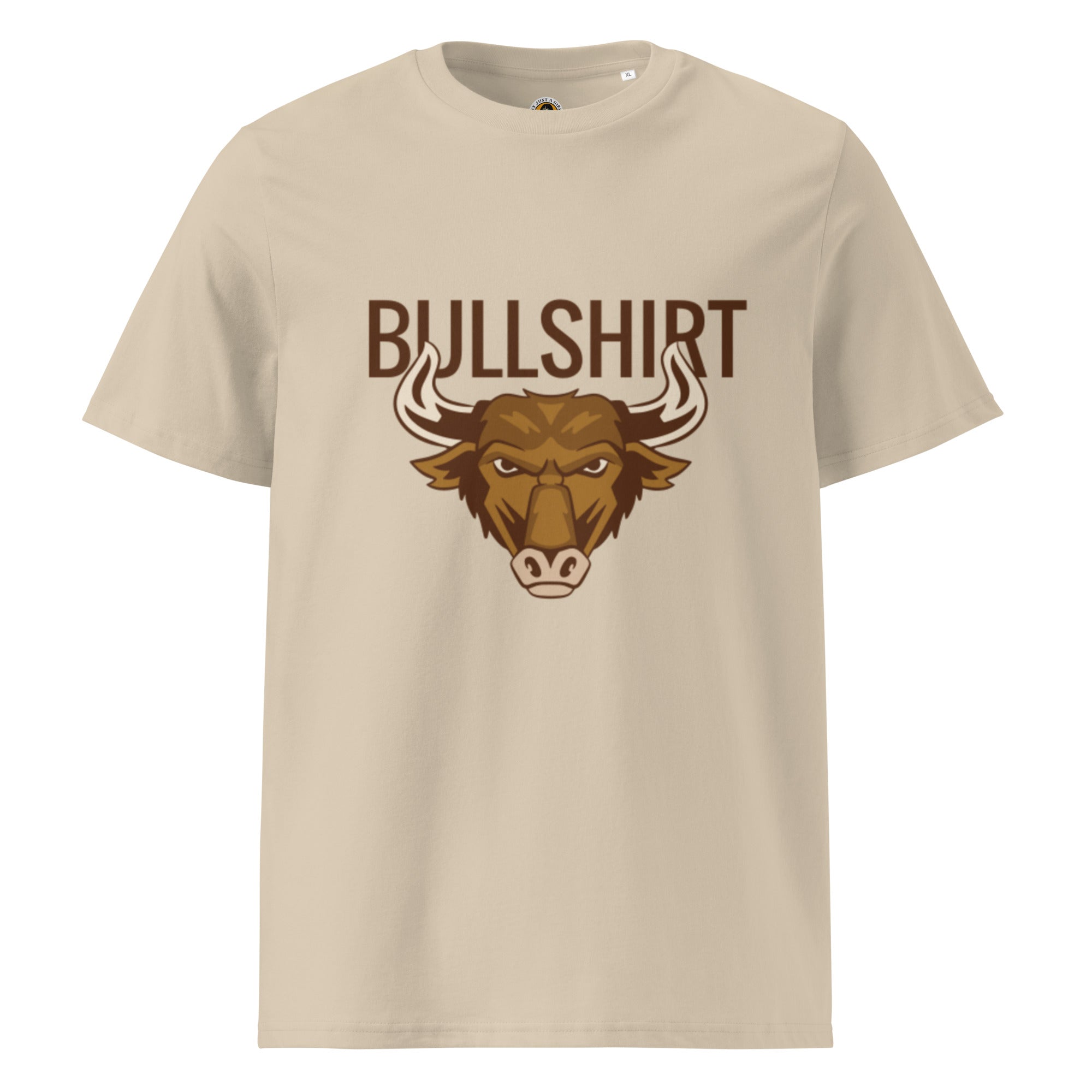 
Ein sandstaub farbenes T-Shirt mit dem Aufdruck des Wortspiels "BULLSHIRT" in brauner Schrift. Darunter befindet sich der stilisierte Kopf eines grimmig dreinblickenden braunen Bullen.