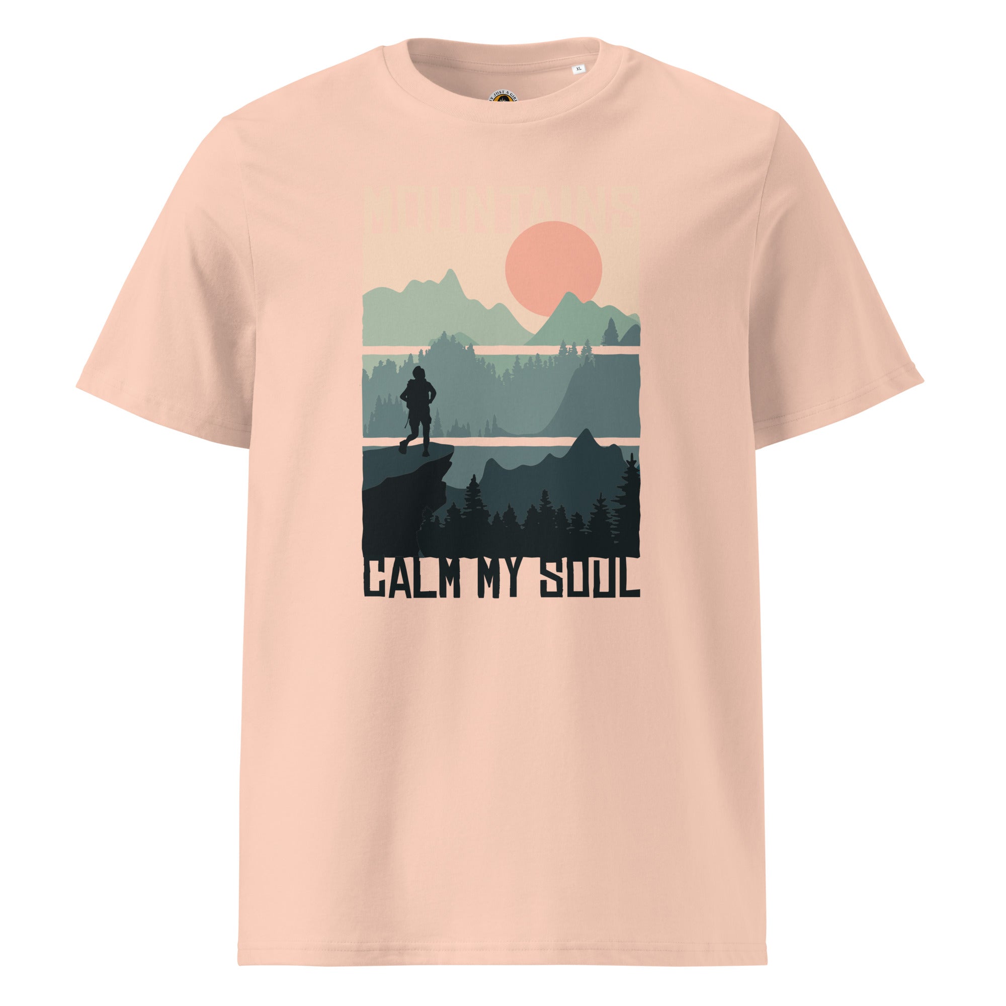 
Ein fraiche peche farbenes T-Shirt mit einem rechteckigen Motiv, das eine Berglandschaft bei Sonnenuntergang zeigt. Das Design ist in drei horizontale Streifen unterteilt, auf denen ein Wanderer auf einem Berg steht. Oben steht "MOUNTAINS" und unten "CALM MY SOUL".