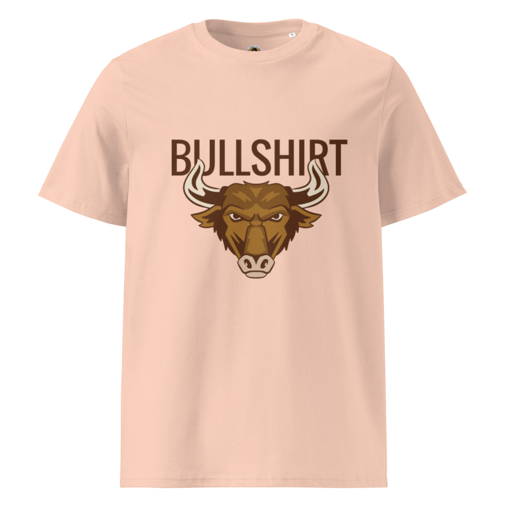 
Ein fraiche peche farbenes T-Shirt mit dem Aufdruck des Wortspiels "BULLSHIRT" in brauner Schrift. Darunter befindet sich der stilisierte Kopf eines grimmig dreinblickenden braunen Bullen.