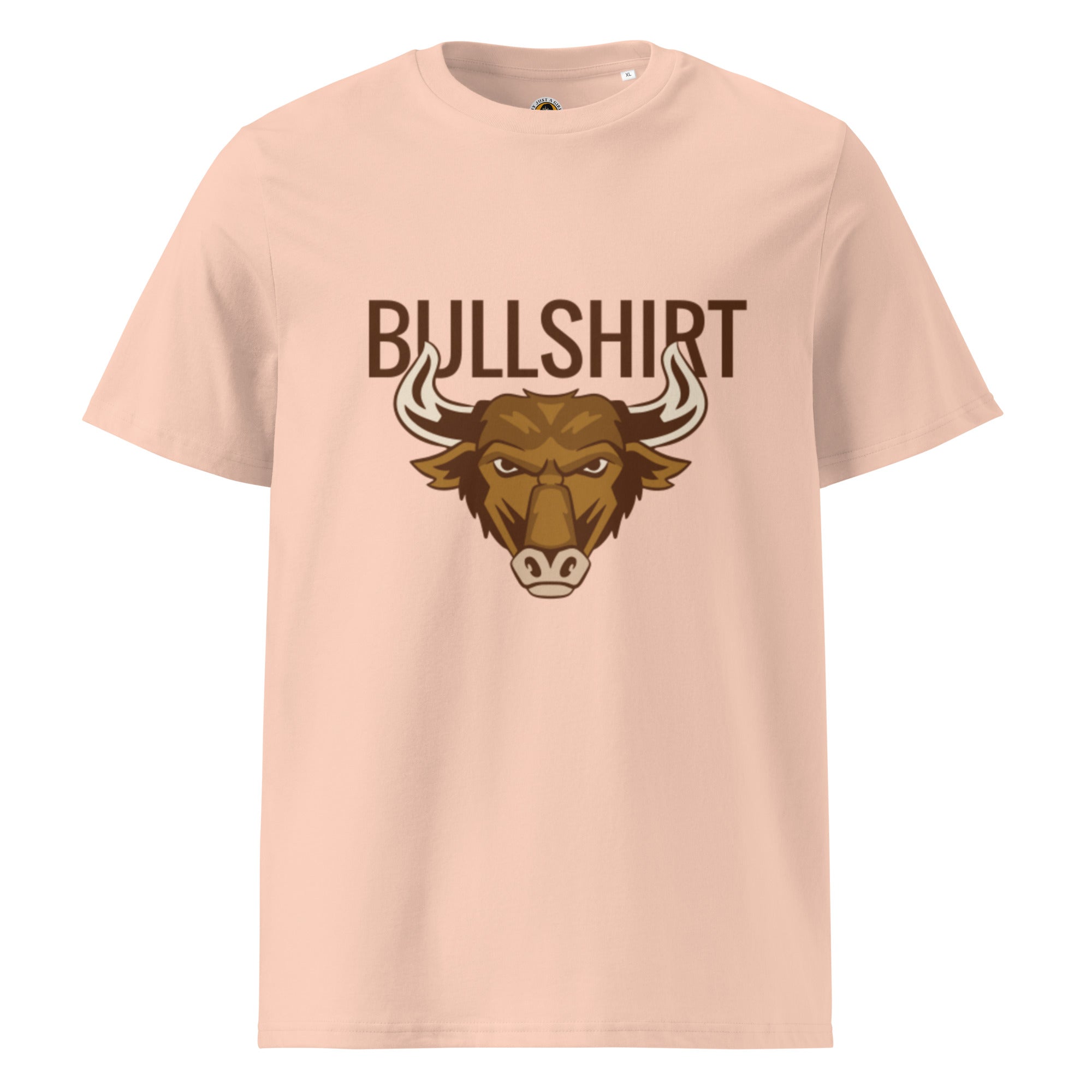 
Ein fraiche peche farbenes T-Shirt mit dem Aufdruck des Wortspiels "BULLSHIRT" in brauner Schrift. Darunter befindet sich der stilisierte Kopf eines grimmig dreinblickenden braunen Bullen.