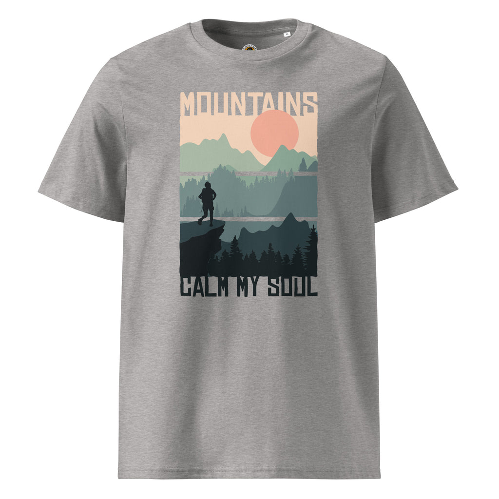 
Ein heather grau farbenes T-Shirt mit einem rechteckigen Motiv, das eine Berglandschaft bei Sonnenuntergang zeigt. Das Design ist in drei horizontale Streifen unterteilt, auf denen ein Wanderer auf einem Berg steht. Oben steht "MOUNTAINS" und unten "CALM MY SOUL".