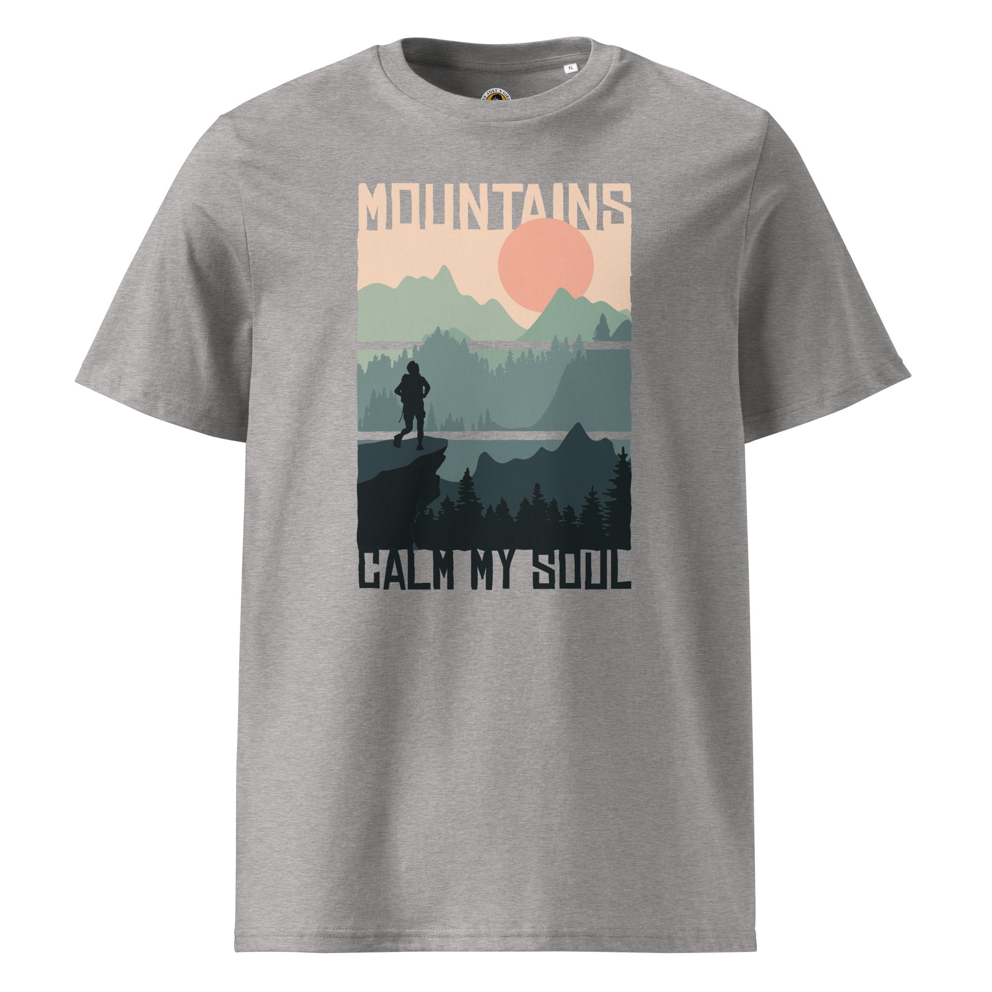 
Ein heather grau farbenes T-Shirt mit einem rechteckigen Motiv, das eine Berglandschaft bei Sonnenuntergang zeigt. Das Design ist in drei horizontale Streifen unterteilt, auf denen ein Wanderer auf einem Berg steht. Oben steht "MOUNTAINS" und unten "CALM MY SOUL".
