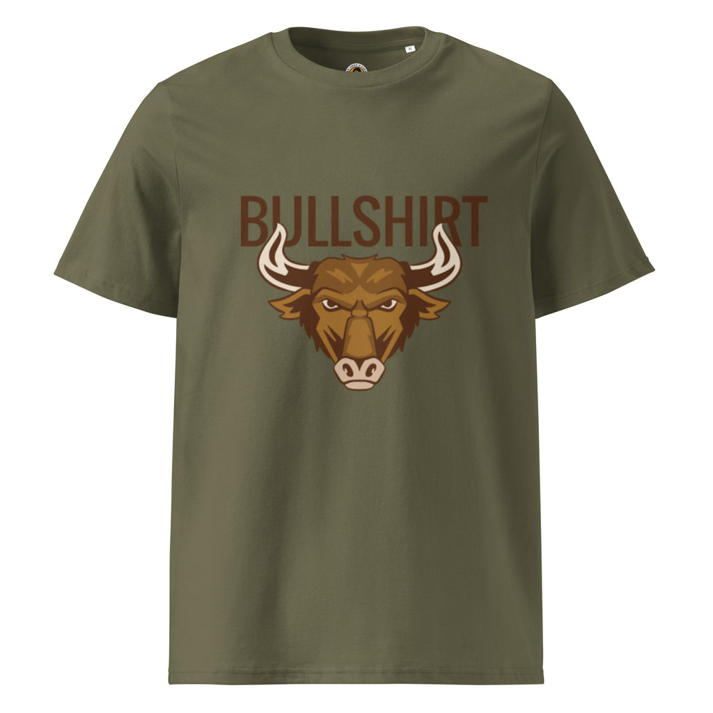 
Ein khaki T-Shirt mit dem Aufdruck des Wortspiels "BULLSHIRT" in brauner Schrift. Darunter befindet sich der stilisierte Kopf eines grimmig dreinblickenden braunen Bullen.