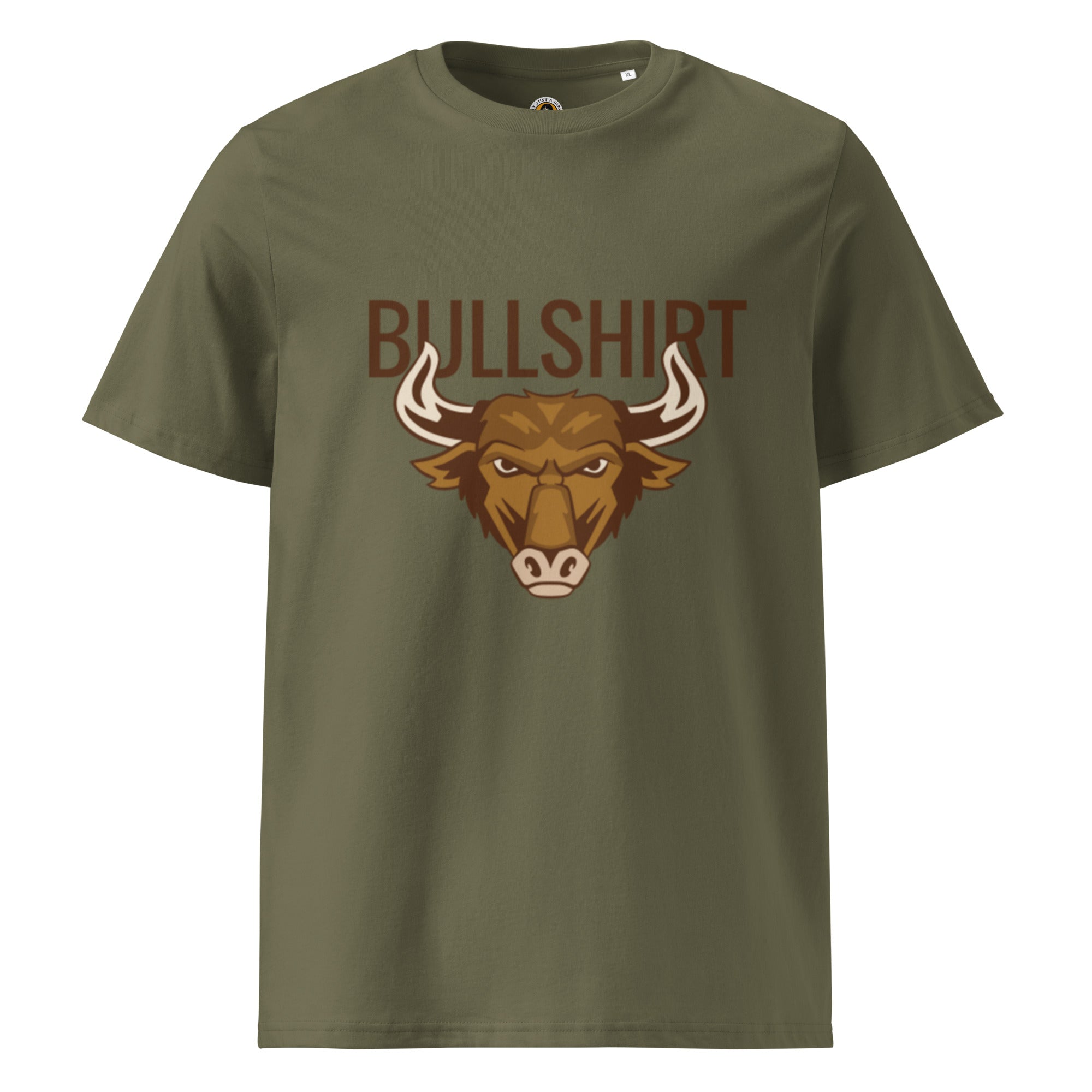 
Ein khaki T-Shirt mit dem Aufdruck des Wortspiels "BULLSHIRT" in brauner Schrift. Darunter befindet sich der stilisierte Kopf eines grimmig dreinblickenden braunen Bullen.