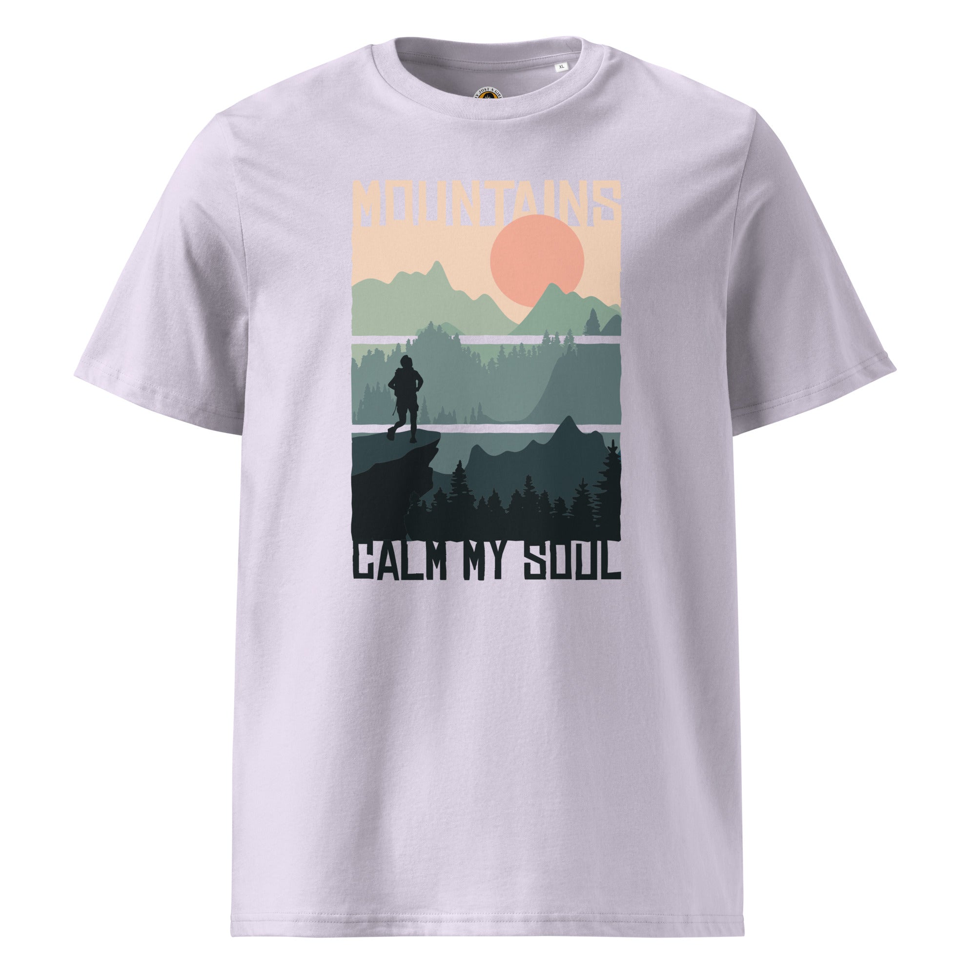 
Ein lavendel farbenes T-Shirt mit einem rechteckigen Motiv, das eine Berglandschaft bei Sonnenuntergang zeigt. Das Design ist in drei horizontale Streifen unterteilt, auf denen ein Wanderer auf einem Berg steht. Oben steht "MOUNTAINS" und unten "CALM MY SOUL".