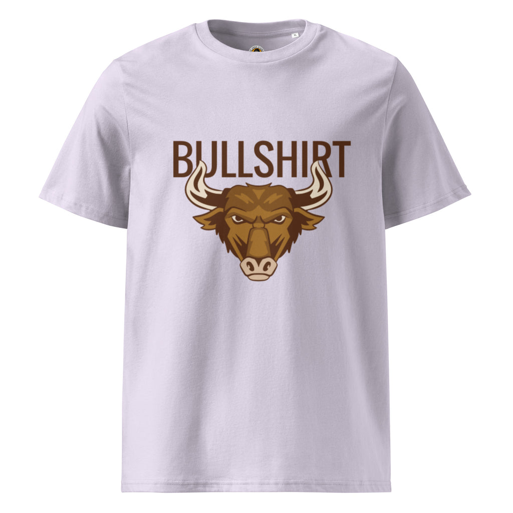 
Ein lavendel farbenes T-Shirt mit dem Aufdruck des Wortspiels "BULLSHIRT" in brauner Schrift. Darunter befindet sich der stilisierte Kopf eines grimmig dreinblickenden braunen Bullen.