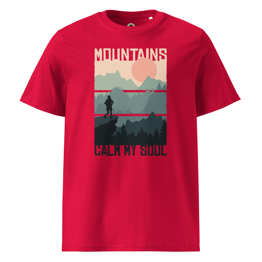 
Ein rotes T-Shirt mit einem rechteckigen Motiv, das eine Berglandschaft bei Sonnenuntergang zeigt. Das Design ist in drei horizontale Streifen unterteilt, auf denen ein Wanderer auf einem Berg steht. Oben steht "MOUNTAINS" und unten "CALM MY SOUL".