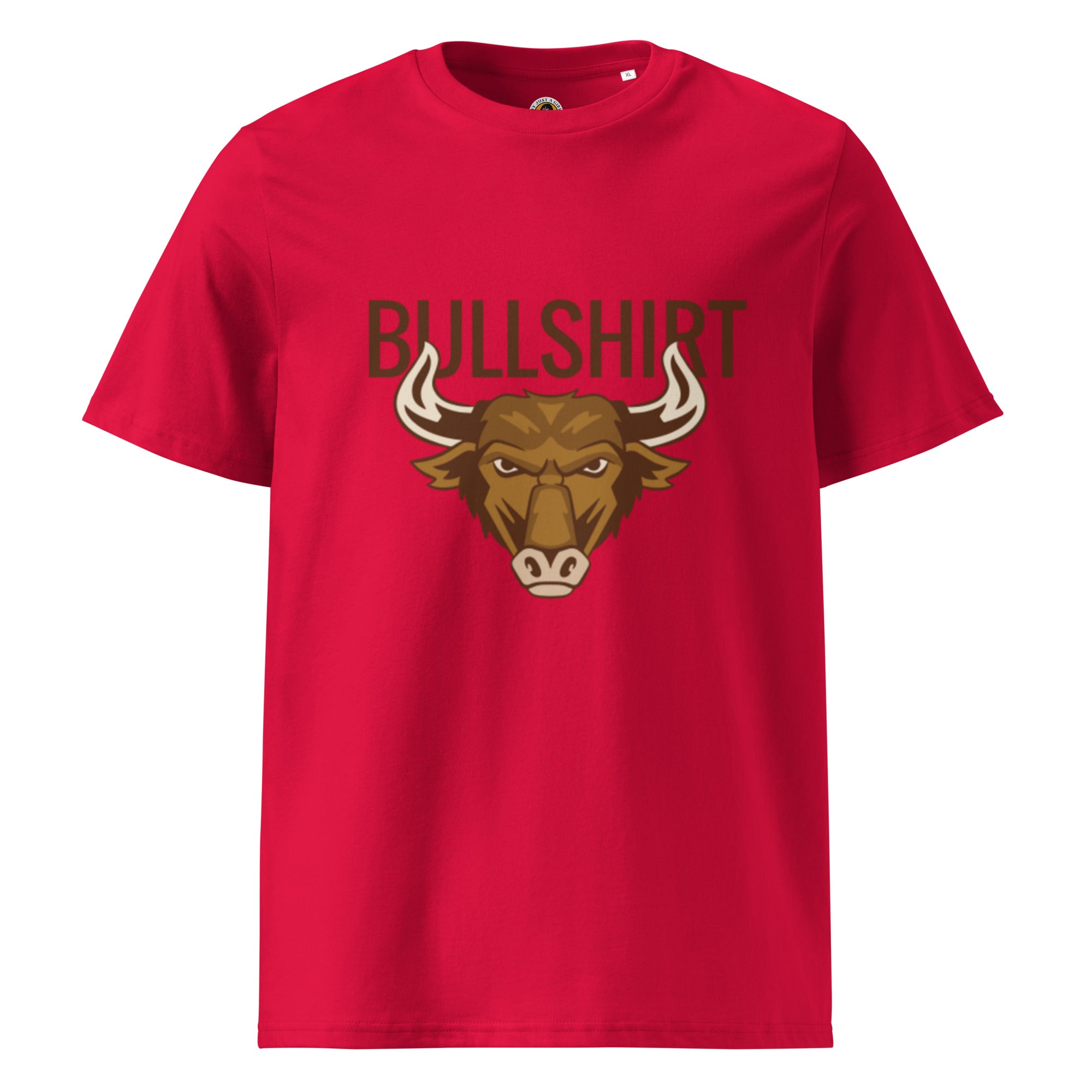 Ein rotes T-Shirt mit dem Aufdruck des Wortspiels "BULLSHIRT" in brauner Schrift. Darunter befindet sich der stilisierte Kopf eines grimmig dreinblickenden braunen Bullen.