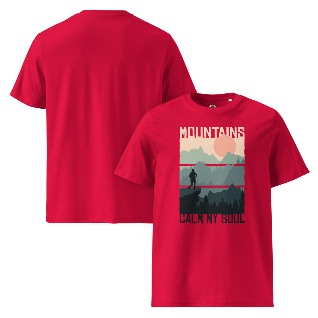 
Ein rotes T-Shirt vorder- und Rückseite mit einem rechteckigen Motiv, das eine Berglandschaft bei Sonnenuntergang zeigt. Das Design ist in drei horizontale Streifen unterteilt, auf denen ein Wanderer auf einem Berg steht. Oben steht "MOUNTAINS" und unten "CALM MY SOUL".