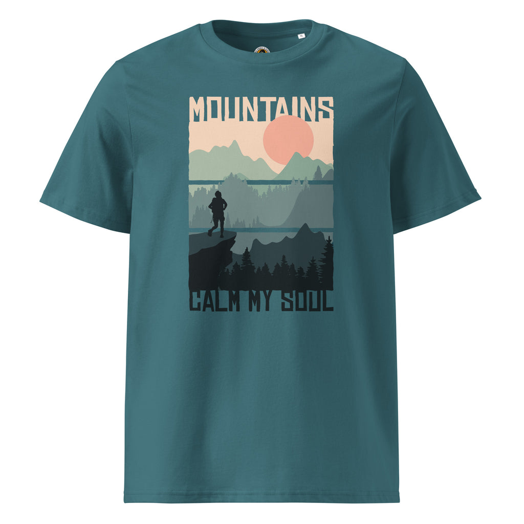 
Ein petrol farbenes T-Shirt mit einem rechteckigen Motiv, das eine Berglandschaft bei Sonnenuntergang zeigt. Das Design ist in drei horizontale Streifen unterteilt, auf denen ein Wanderer auf einem Berg steht. Oben steht "MOUNTAINS" und unten "CALM MY SOUL".