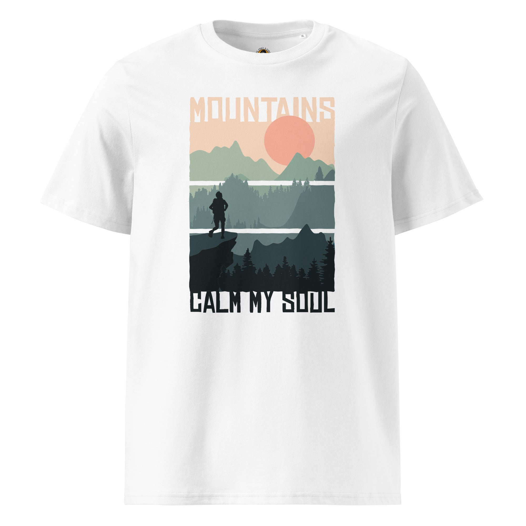 
Ein weißes T-Shirt mit einem rechteckigen Motiv, das eine Berglandschaft bei Sonnenuntergang zeigt. Das Design ist in drei horizontale Streifen unterteilt, auf denen ein Wanderer auf einem Berg steht. Oben steht "MOUNTAINS" und unten "CALM MY SOUL".