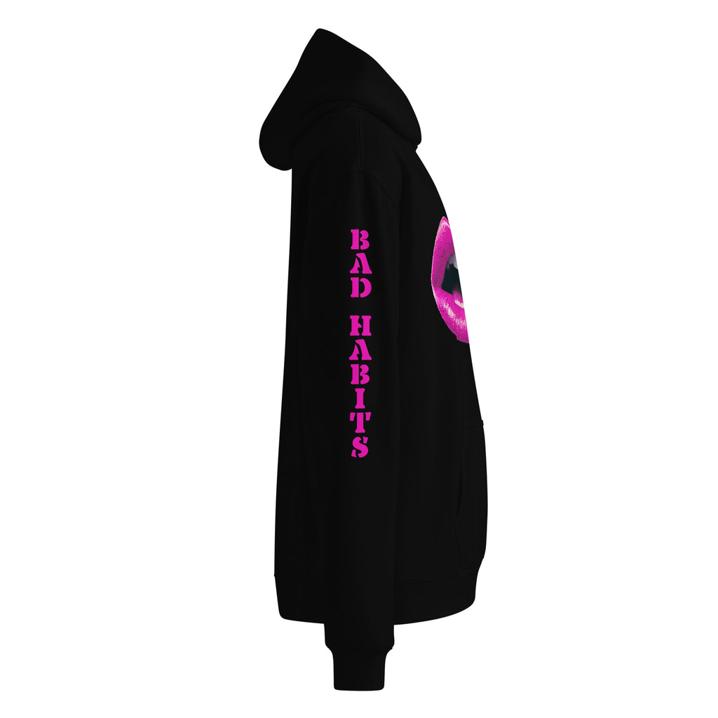 Oversized Hoodie in schwarz mit "Bad Habits" in pinken Design. Verfügt über ein Mund-Motiv auf der Vorderseite und einen "BAD HABITS" Schriftzug auf dem Ärmel. Erhältlich in 4 verschiedenen Farben.