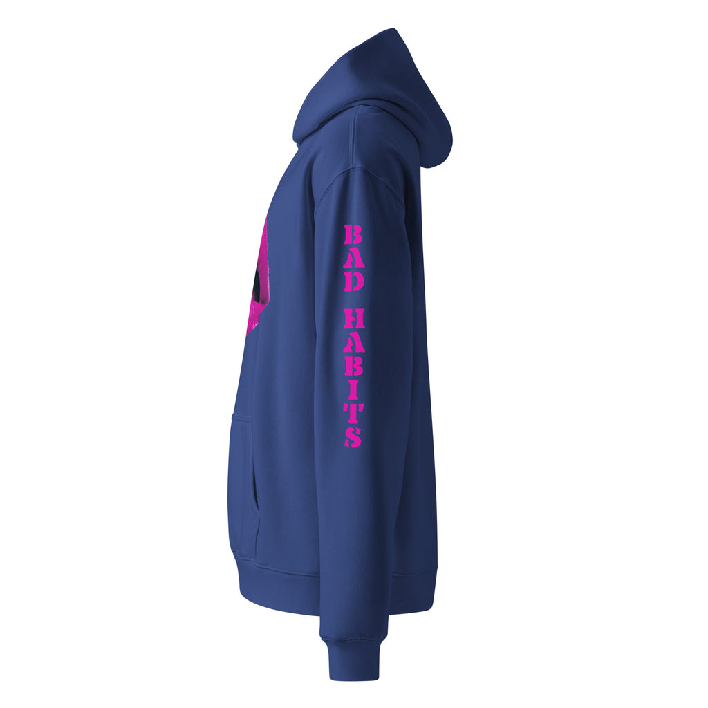 Oversized Hoodie in cobalt blau mit "Bad Habits" Design. Verfügt über ein Mund-Motiv auf der Vorderseite und einen "BAD HABITS" Schriftzug auf dem Ärmel. Erhältlich in 4 verschiedenen Farben.
