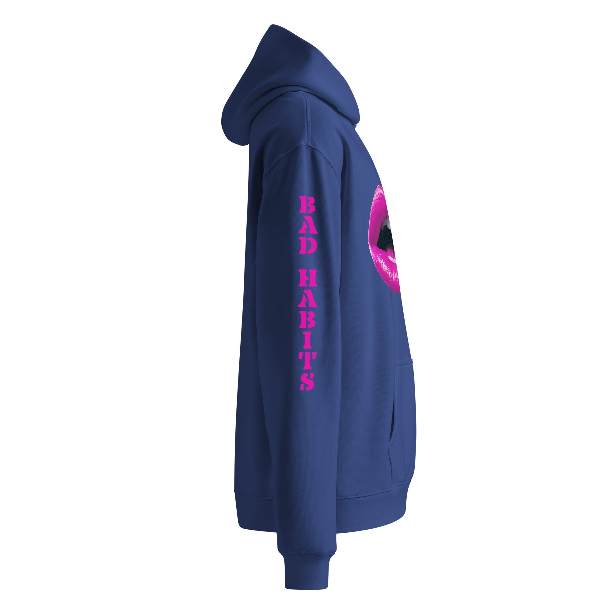 Oversized Hoodie in cobalt blau mit "Bad Habits" Design. Verfügt über ein Mund-Motiv auf der Vorderseite und einen "BAD HABITS" Schriftzug auf dem Ärmel. Erhältlich in 4 verschiedenen Farben.