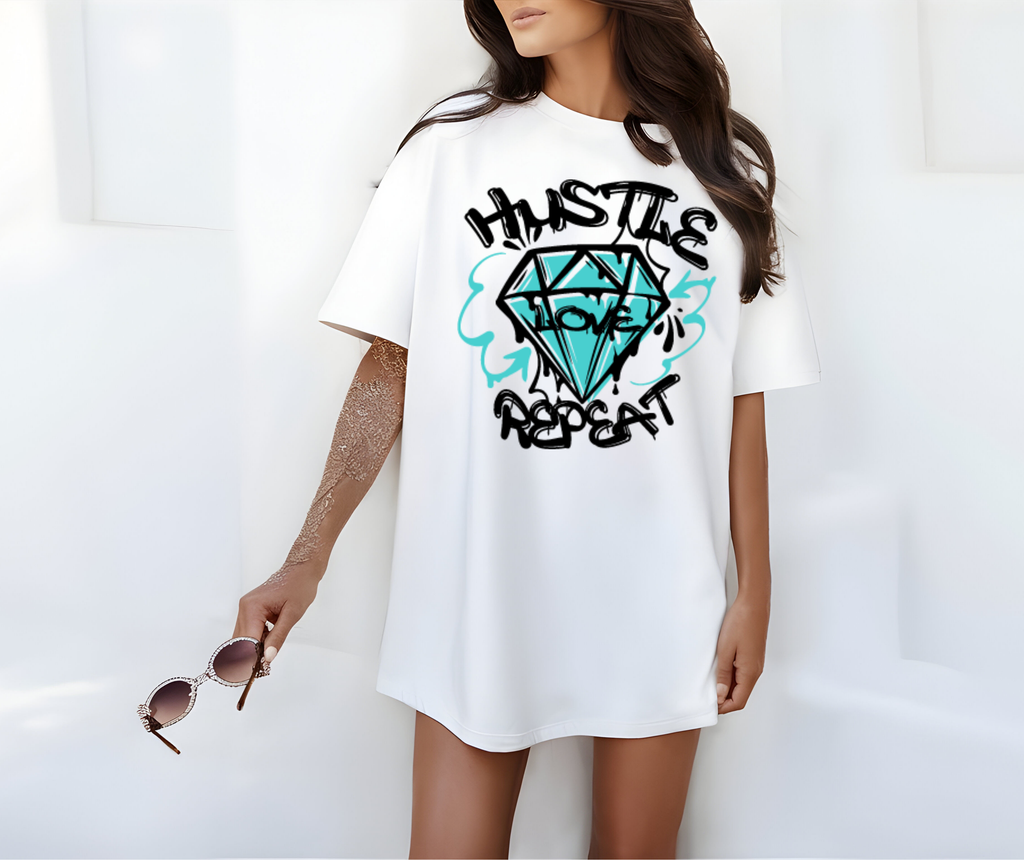 weibliches Mockup Model trägt ein weisses Oversized T-Shirt mit eine Grafiti Premium Druck großer schwarze schrift Hustle darunter einen Schwarzen Diamant in Outlines gefüllt mit grafiti Farbe in Mintgrün in der Mitte von dem Diamant steht schwarz Love und unter dem Diamant auch mit schwarzer Grafiti Druckschrift Repeat.